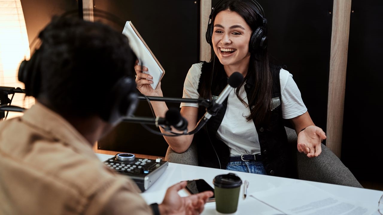 Locutor de radio: Qué es, estudios y más | ESUE